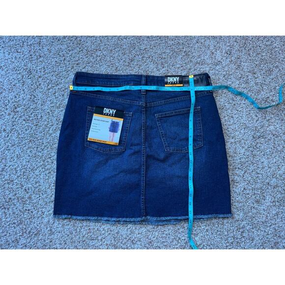 NWT - DKNY JEANS Mini Skirt, size Women's 12; Mid Rise; Denim/Jean Skirt - Picture 6 of 11